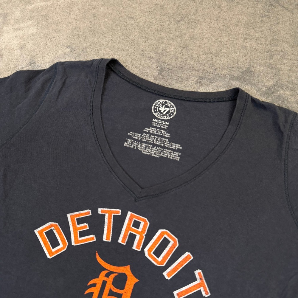 47 Brand Detroit Tigers T Shirt Womens‎ Medium Navy Blue V Neck Striped Sleeve